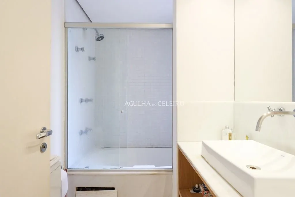 Apartamento em prédio moderno à venda no Itaim Bibi. – AP8378