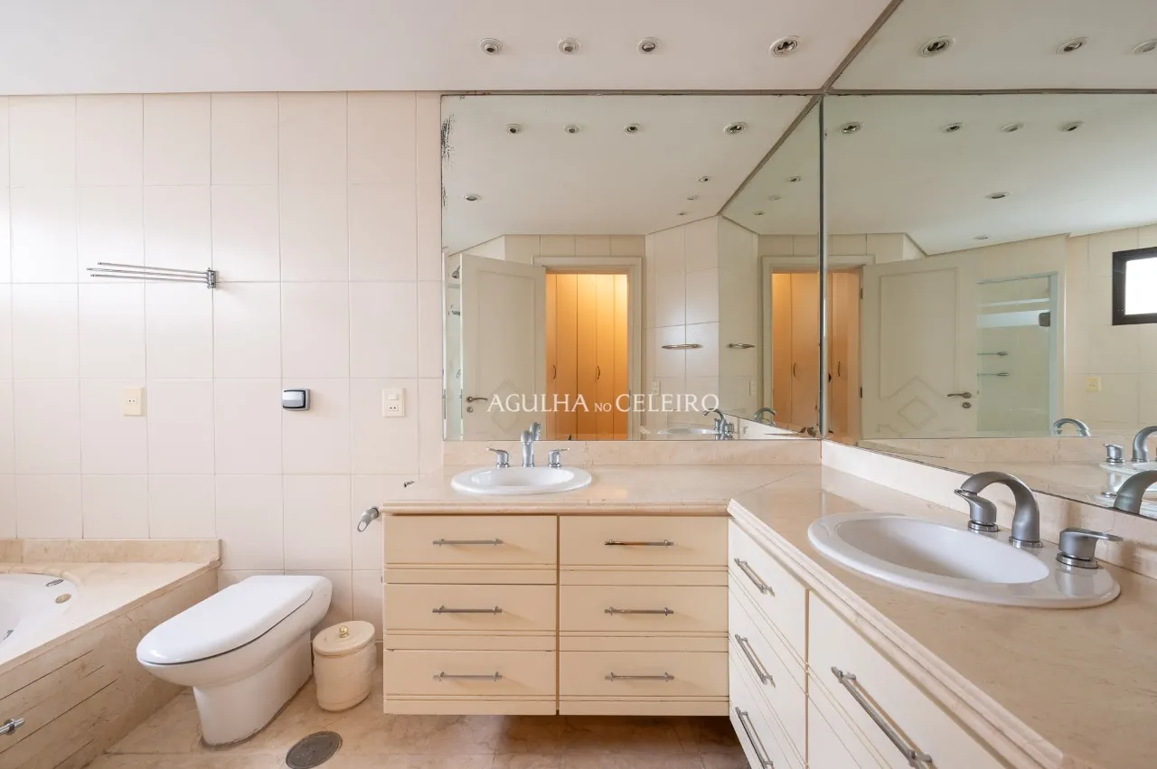 Apartamento com planta diferenciada na melhor localização do Campo Belo. – 20871