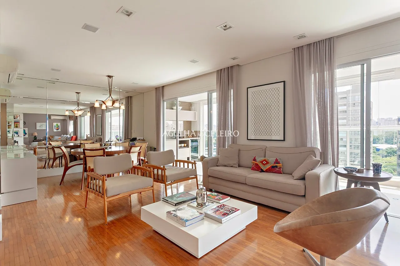 Apartamento à venda em Moema, vista para o Parque Ibirapuera. – 21231