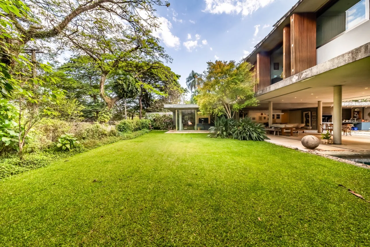 Casa com projeto assinado, cheio de luz natural e espaços integrados, no bairro Cidade Jardim. – 21365