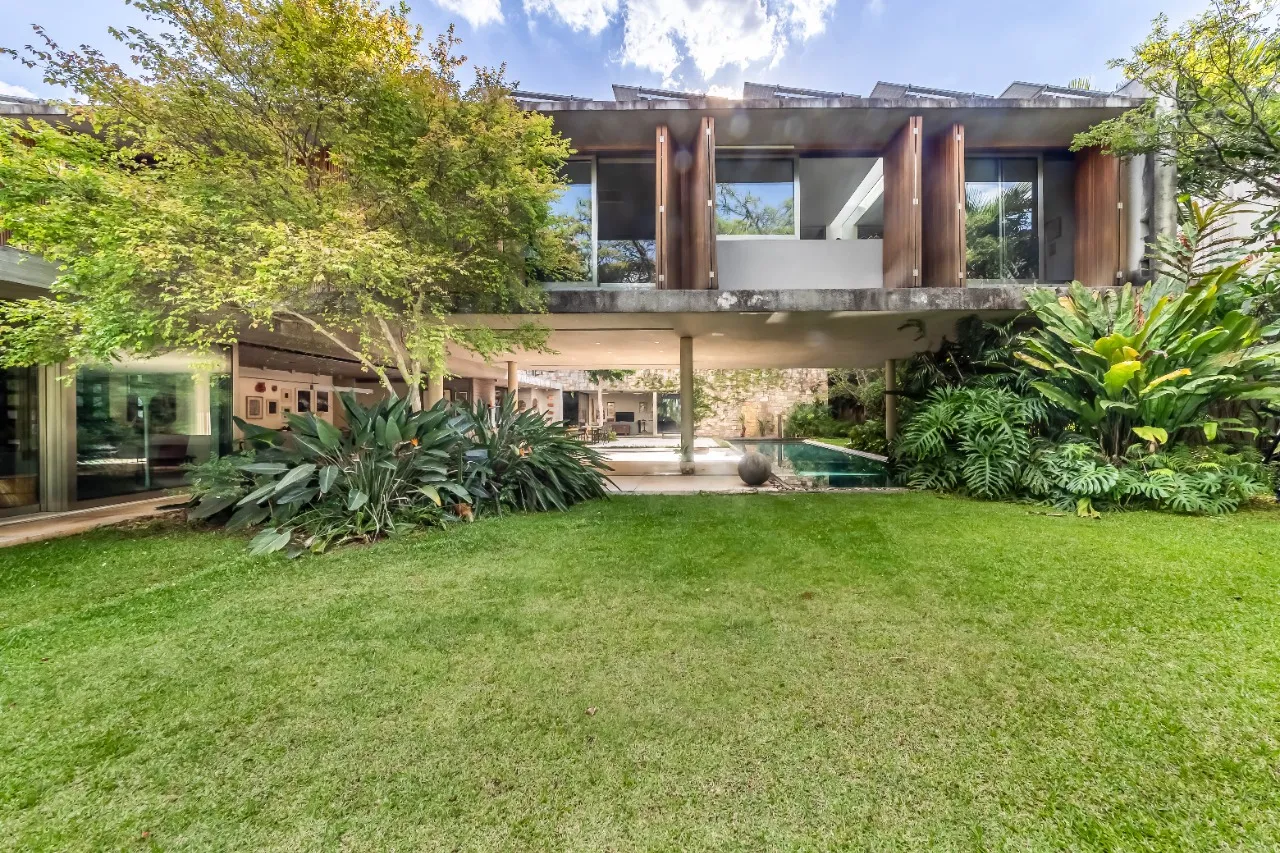 Casa com projeto assinado, cheio de luz natural e espaços integrados, no bairro Cidade Jardim. – 21365