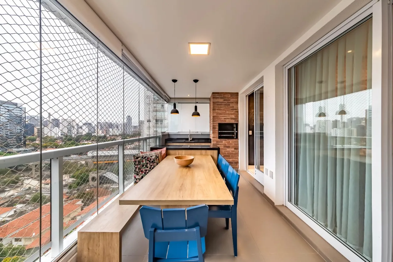 Apartamento mobiliado com duas varandas, marcenaria personalizada e luz natural, no Brooklin. – 21368