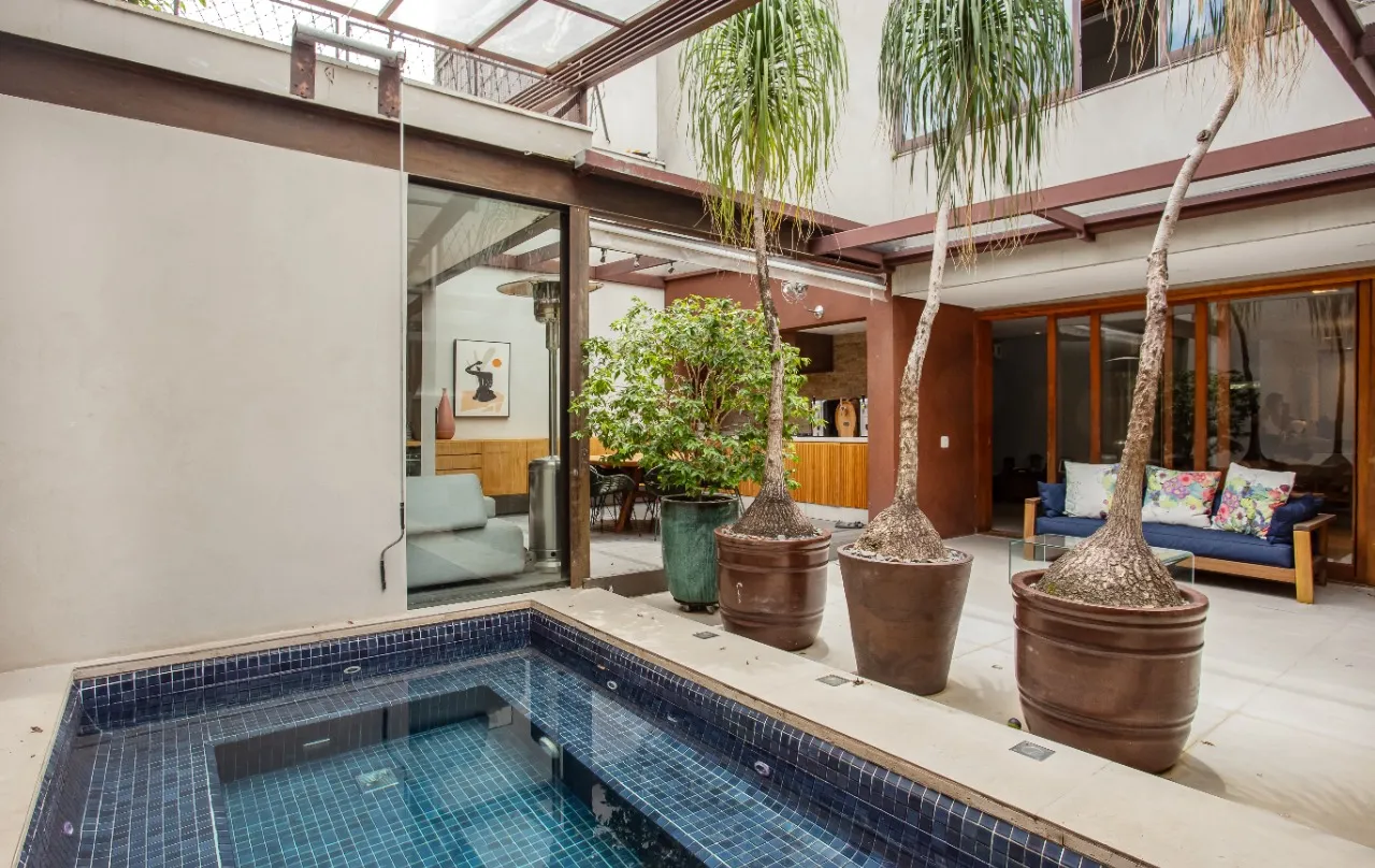 Casa reformada, com área externa linda e planta agradável para viver no melhor do Jardim Paulista. – 21370