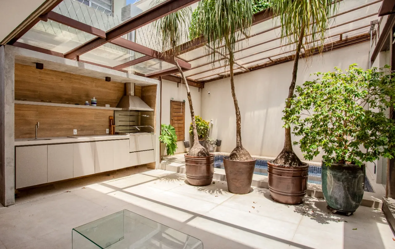 Casa reformada, com área externa linda e planta agradável para viver no melhor do Jardim Paulista. – 21370