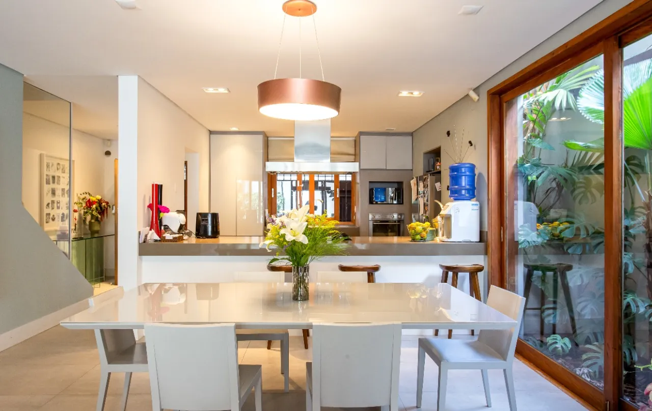 Casa reformada, com área externa linda e planta agradável para viver no melhor do Jardim Paulista. – 21370