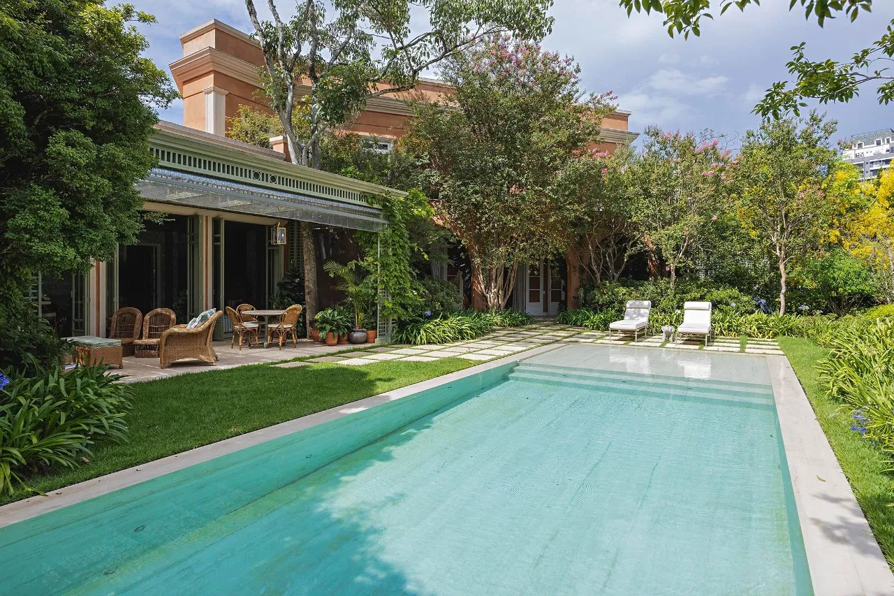 Casa com arquitetura de inspiração toscana e paisagismo assinado – 21462