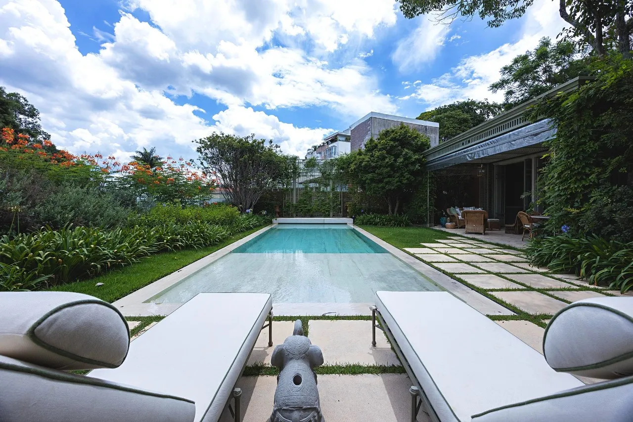 Casa com arquitetura de inspiração toscana e paisagismo assinado – 21462