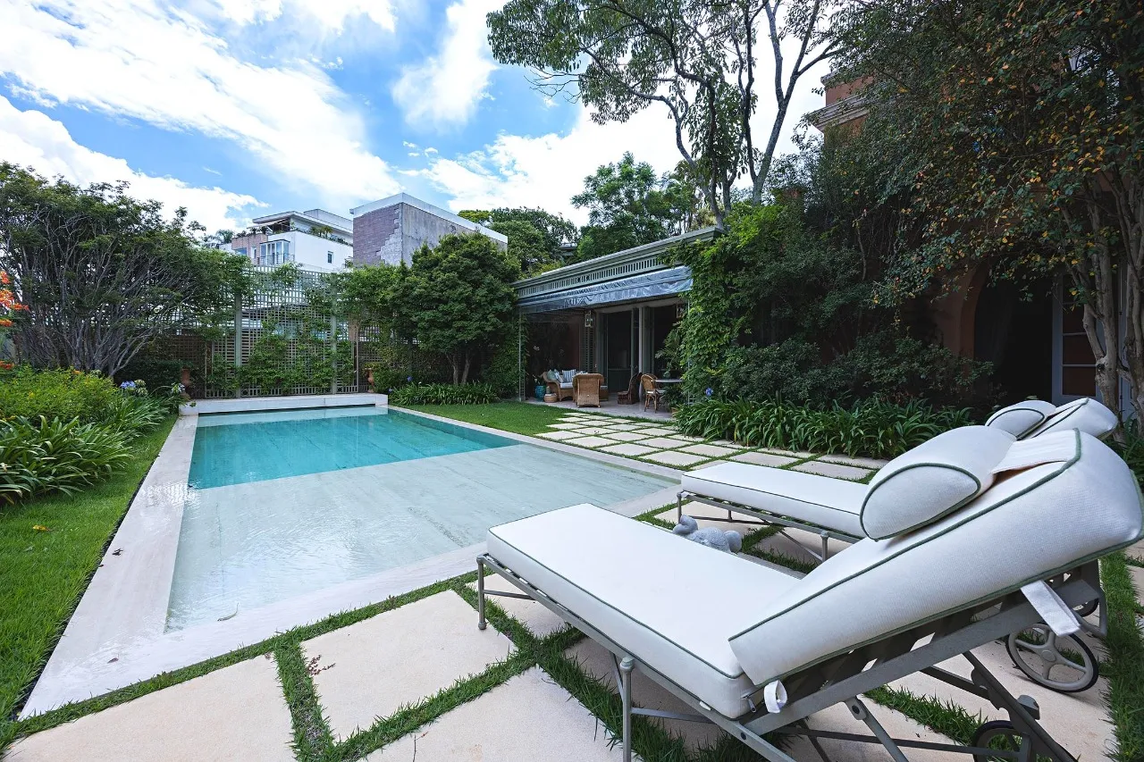 Casa com arquitetura de inspiração toscana e paisagismo assinado – 21462