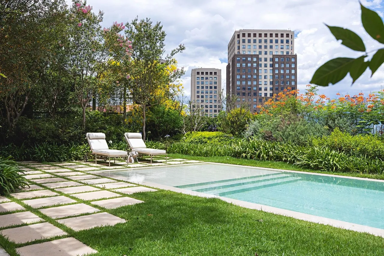 Casa com arquitetura de inspiração toscana e paisagismo assinado – 21462