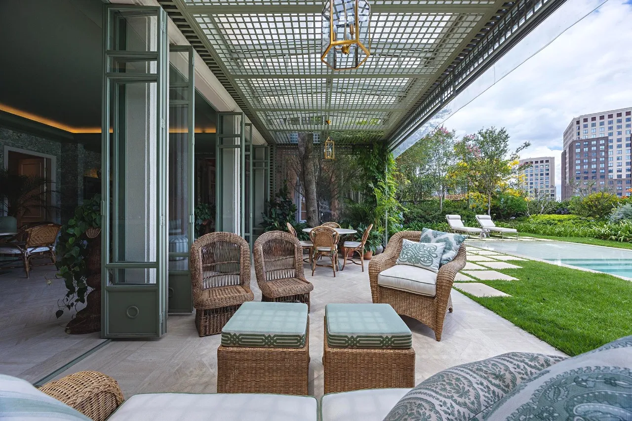 Casa com arquitetura de inspiração toscana e paisagismo assinado – 21462