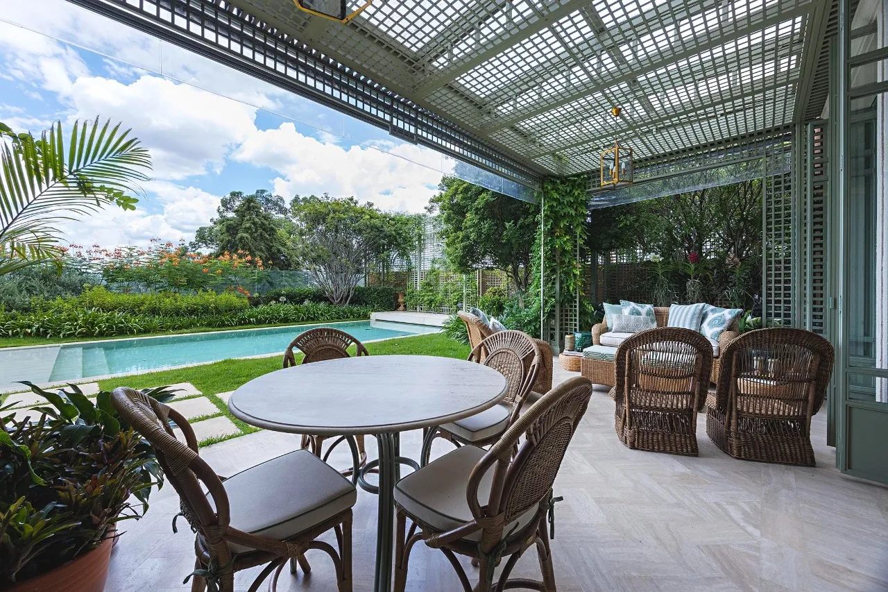 Casa com arquitetura de inspiração toscana e paisagismo assinado – 21462