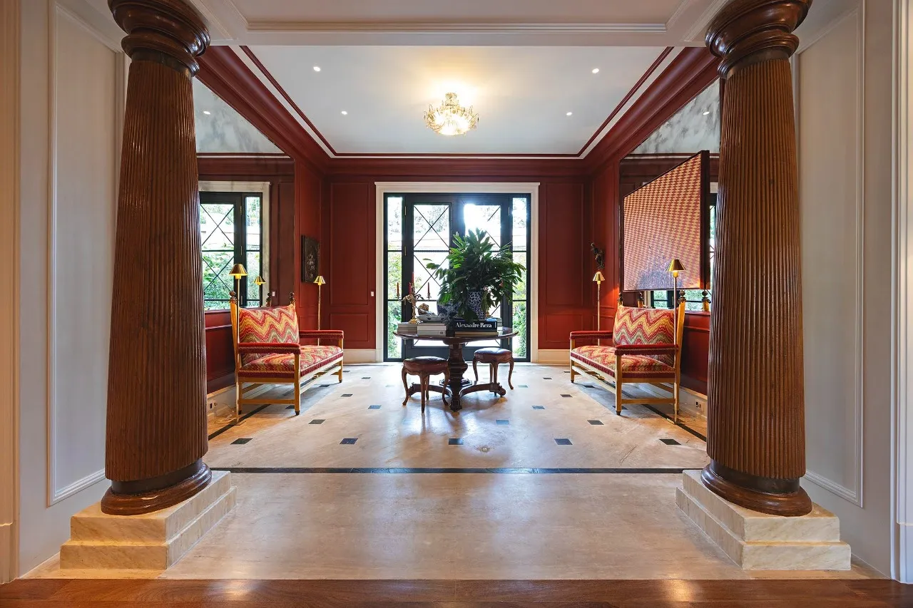 Casa com arquitetura de inspiração toscana e paisagismo assinado – 21462