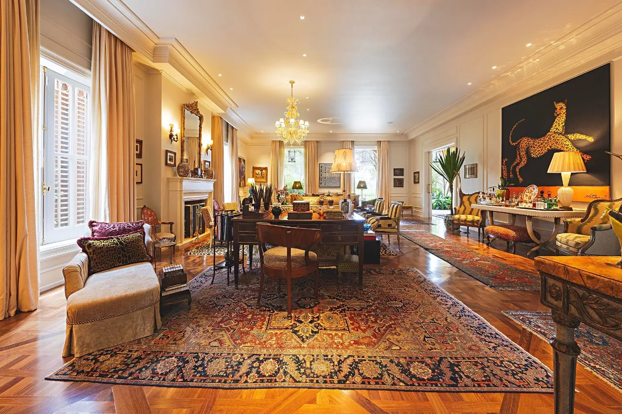 Casa com arquitetura de inspiração toscana e paisagismo assinado – 21462