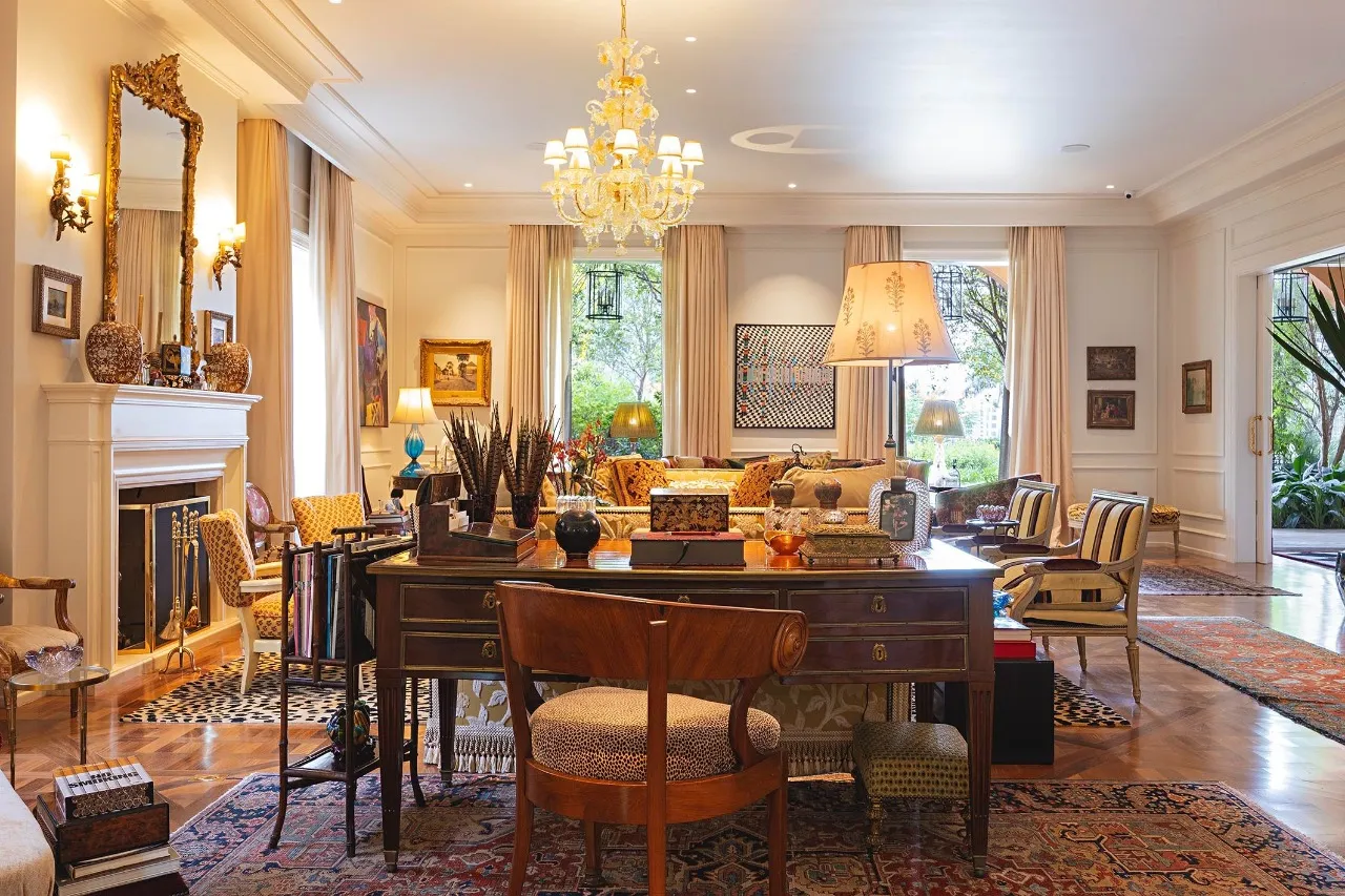 Casa com arquitetura de inspiração toscana e paisagismo assinado – 21462