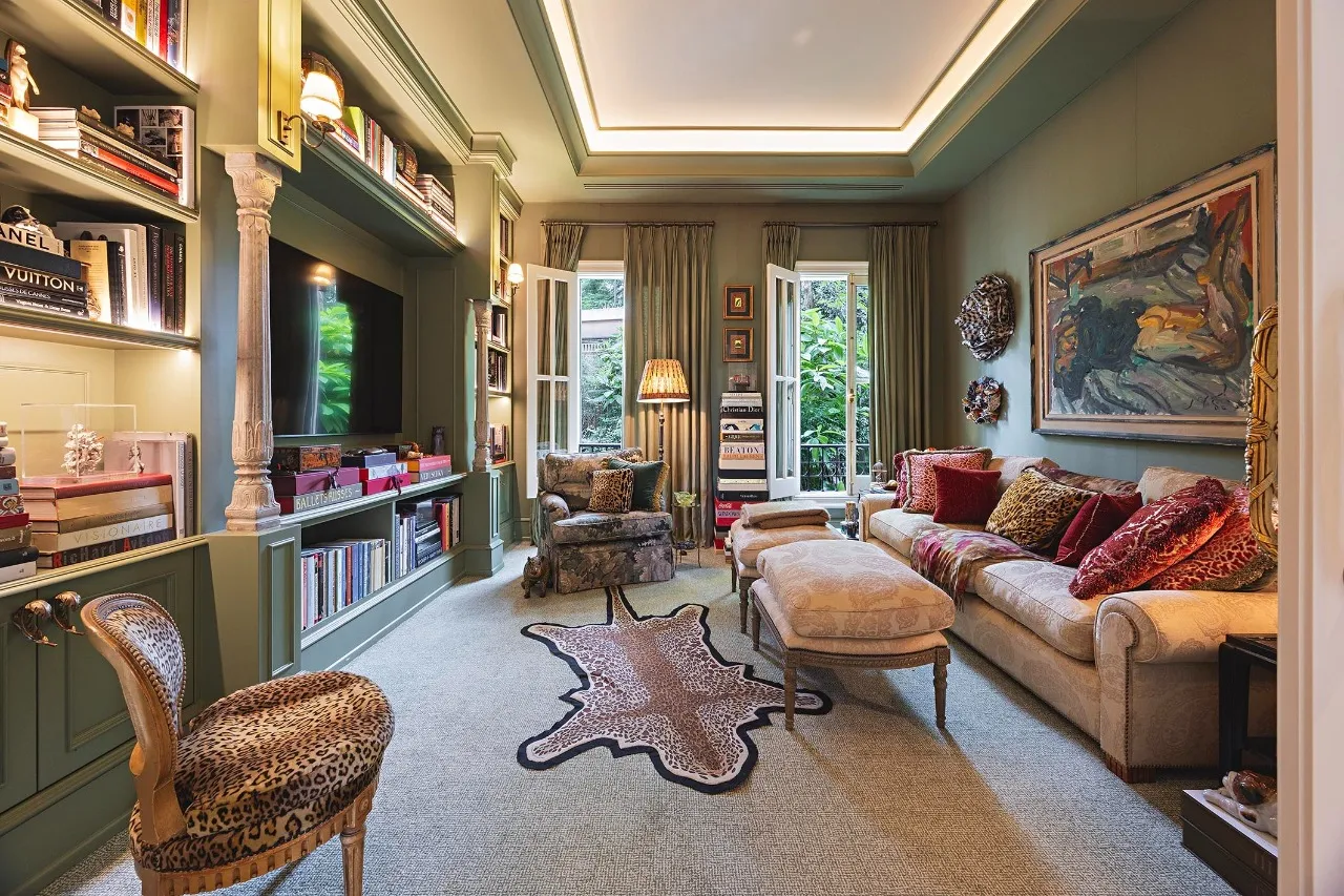 Casa com arquitetura de inspiração toscana e paisagismo assinado – 21462