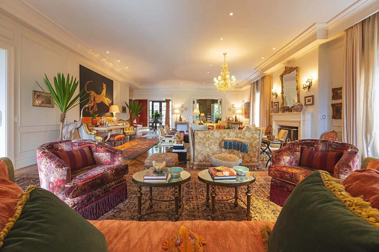 Casa com arquitetura de inspiração toscana e paisagismo assinado – 21462