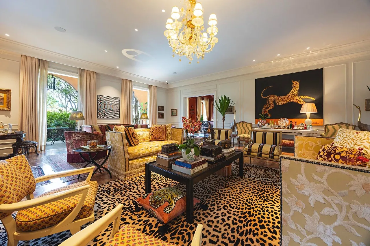 Casa com arquitetura de inspiração toscana e paisagismo assinado – 21462