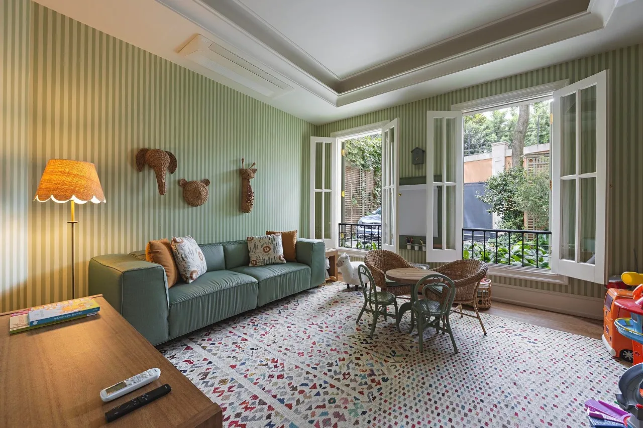 Casa com arquitetura de inspiração toscana e paisagismo assinado – 21462