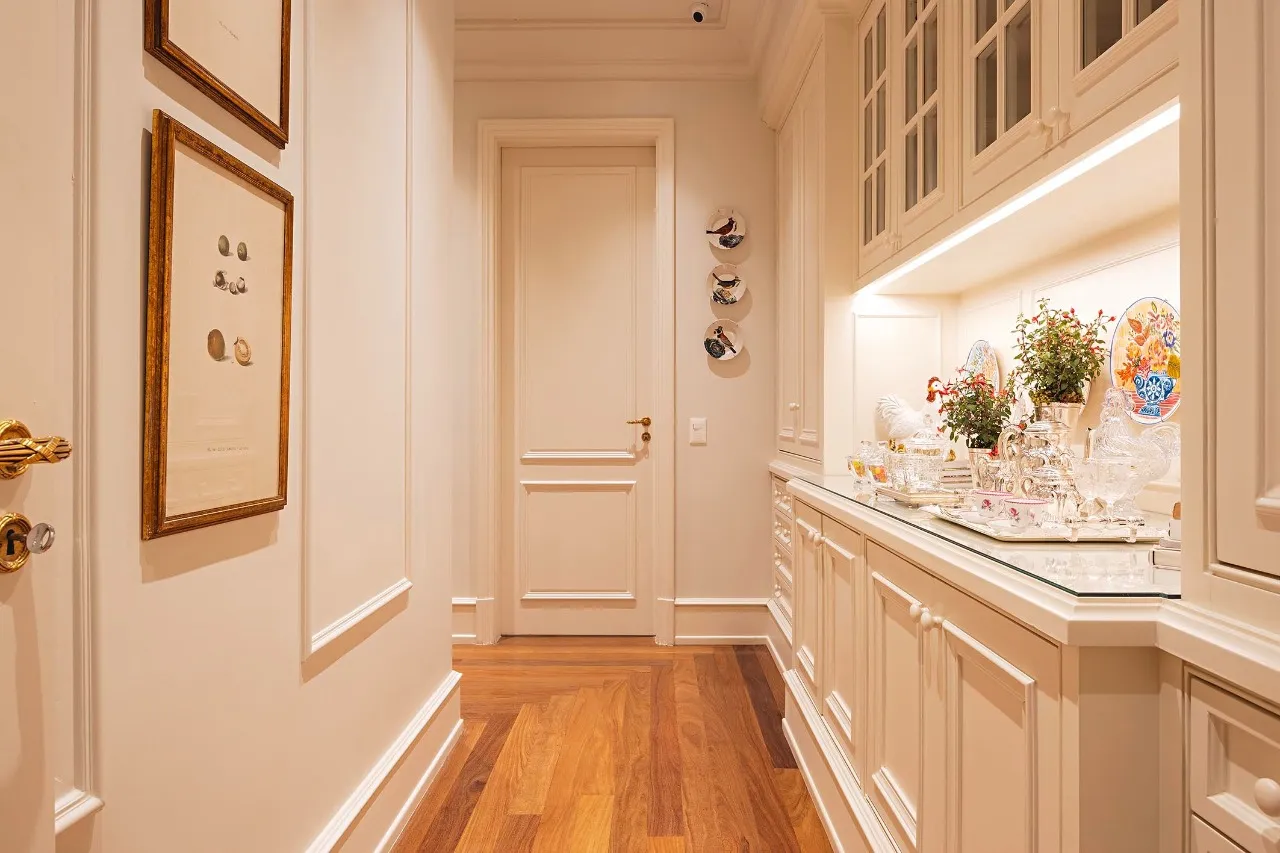 Casa com arquitetura de inspiração toscana e paisagismo assinado – 21462