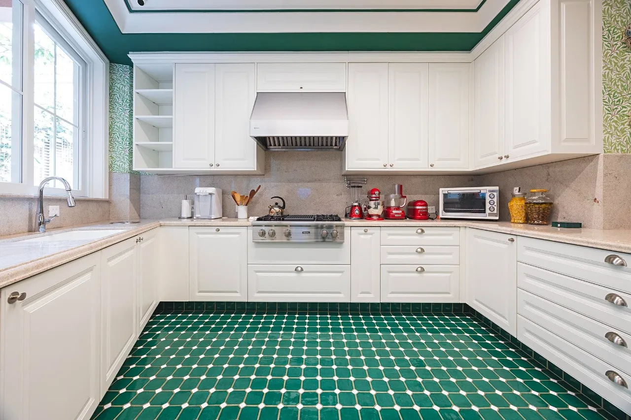 Casa com arquitetura de inspiração toscana e paisagismo assinado – 21462