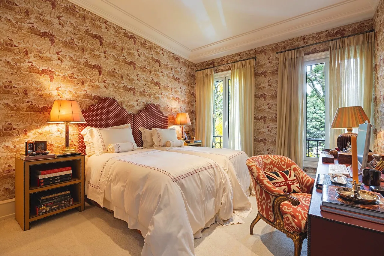 Casa com arquitetura de inspiração toscana e paisagismo assinado – 21462