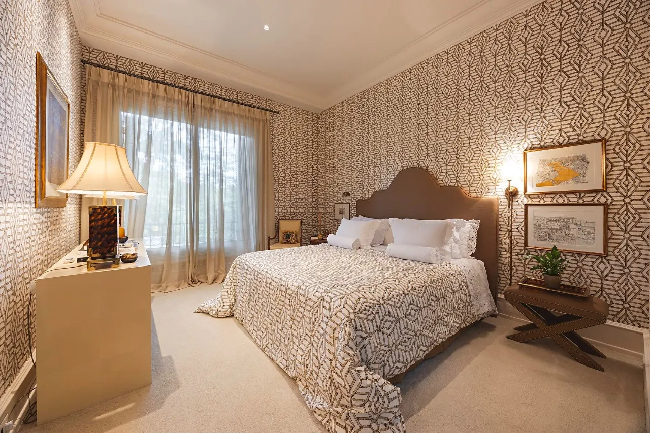 Casa com arquitetura de inspiração toscana e paisagismo assinado – 21462