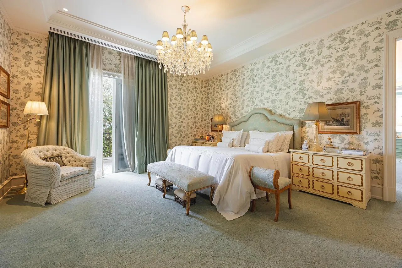 Casa com arquitetura de inspiração toscana e paisagismo assinado – 21462