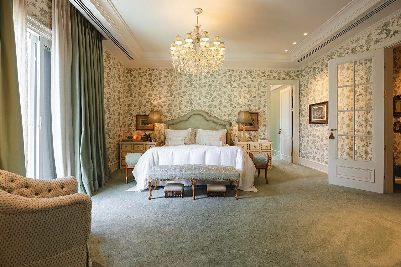 Casa com arquitetura de inspiração toscana e paisagismo assinado – 21462