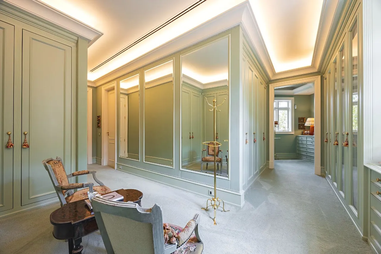 Casa com arquitetura de inspiração toscana e paisagismo assinado – 21462