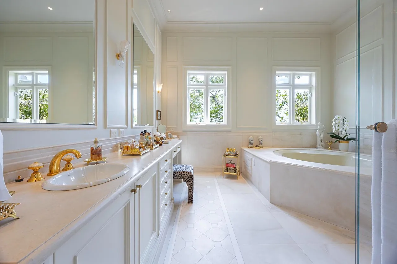 Casa com arquitetura de inspiração toscana e paisagismo assinado – 21462