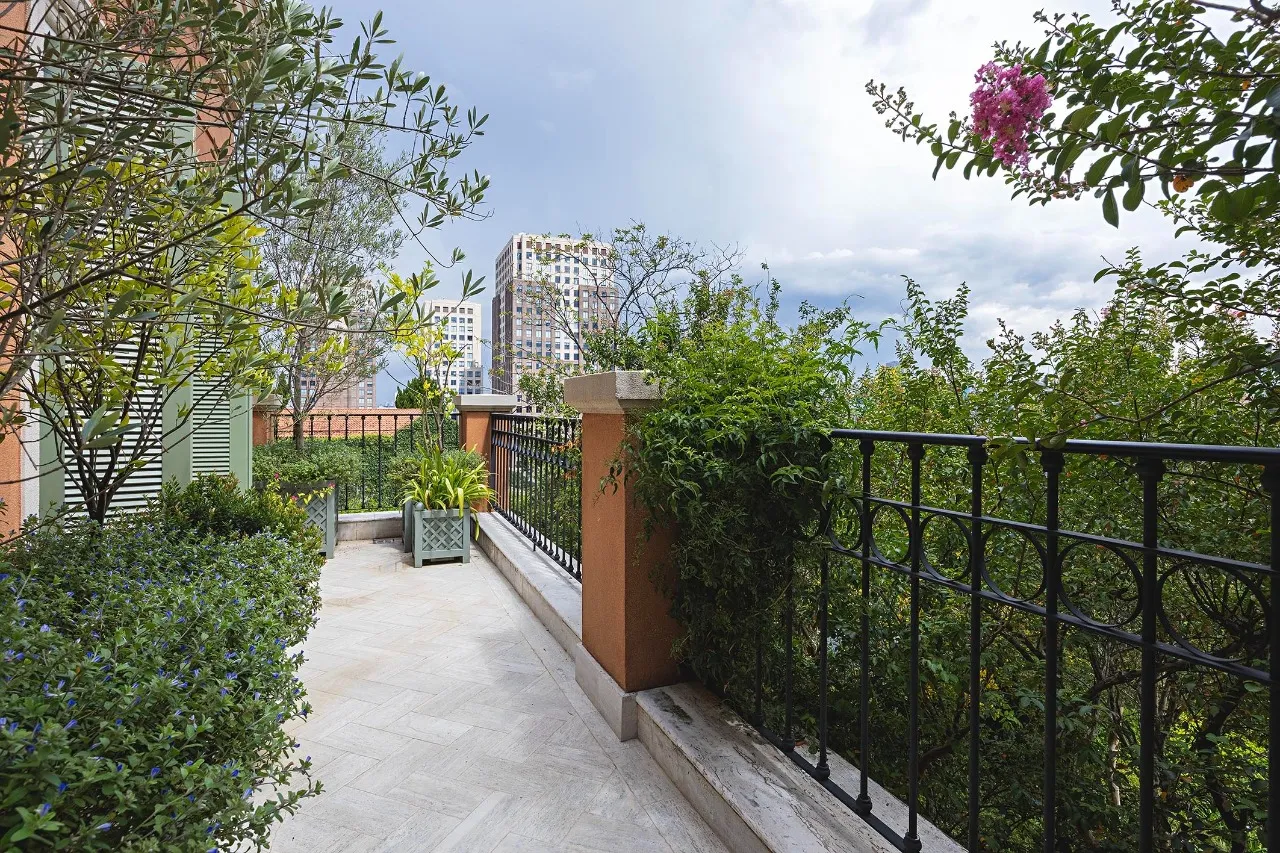 Casa com arquitetura de inspiração toscana e paisagismo assinado – 21462