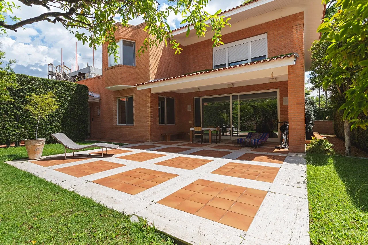 Casa com projeto assinado em rua fechada no Jardim América – 21463