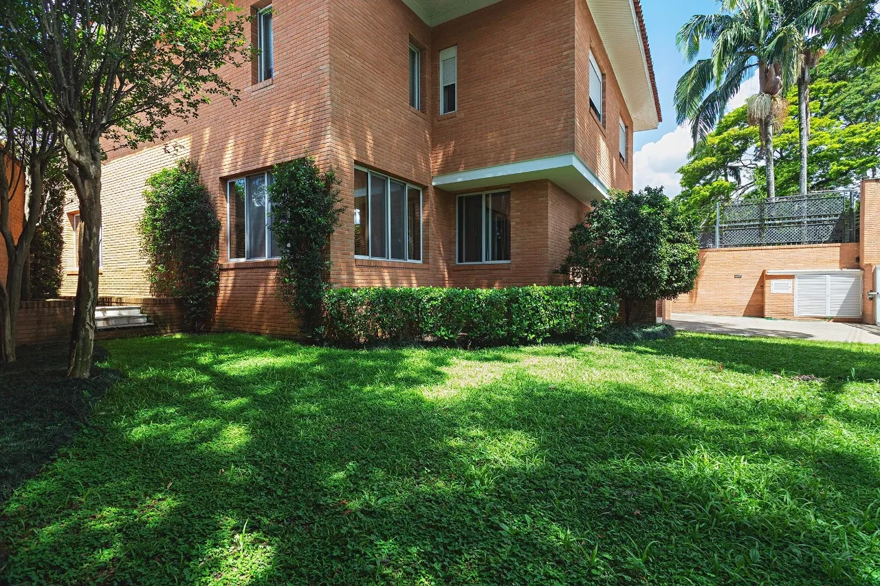 Casa com projeto assinado em rua fechada no Jardim América – 21463