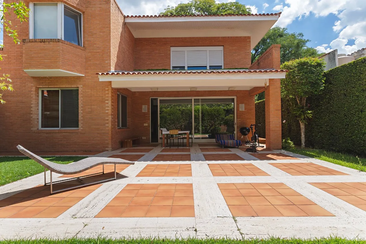 Casa com projeto assinado em rua fechada no Jardim América – 21463