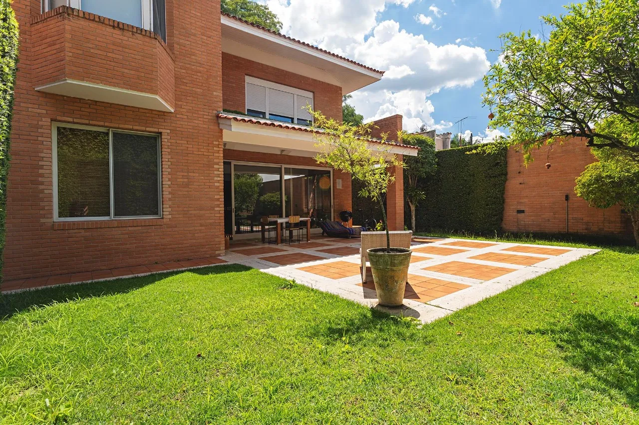 Casa com projeto assinado em rua fechada no Jardim América – 21463