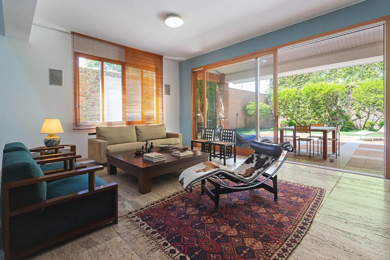 Casa com projeto assinado em rua fechada no Jardim América – 21463