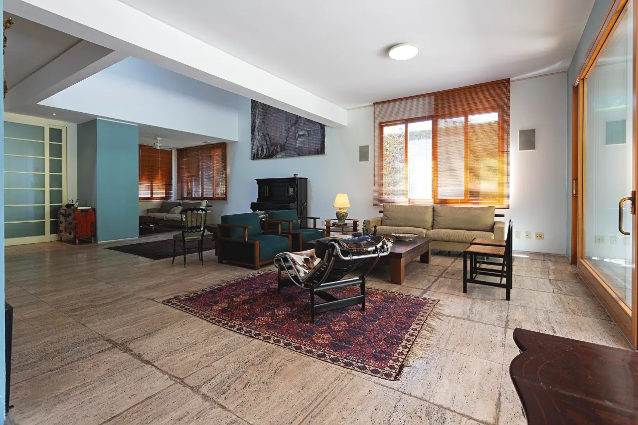 Casa com projeto assinado em rua fechada no Jardim América – 21463