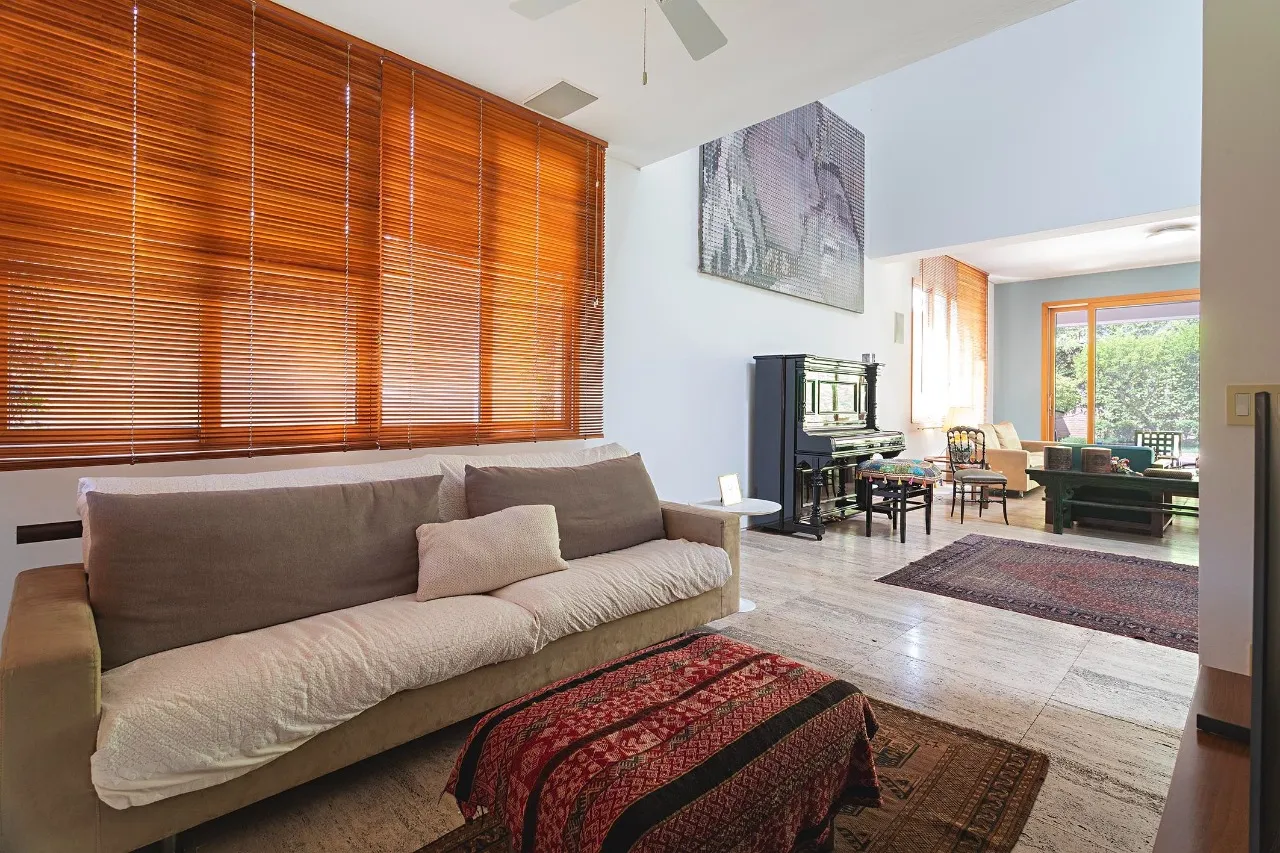 Casa com projeto assinado em rua fechada no Jardim América – 21463