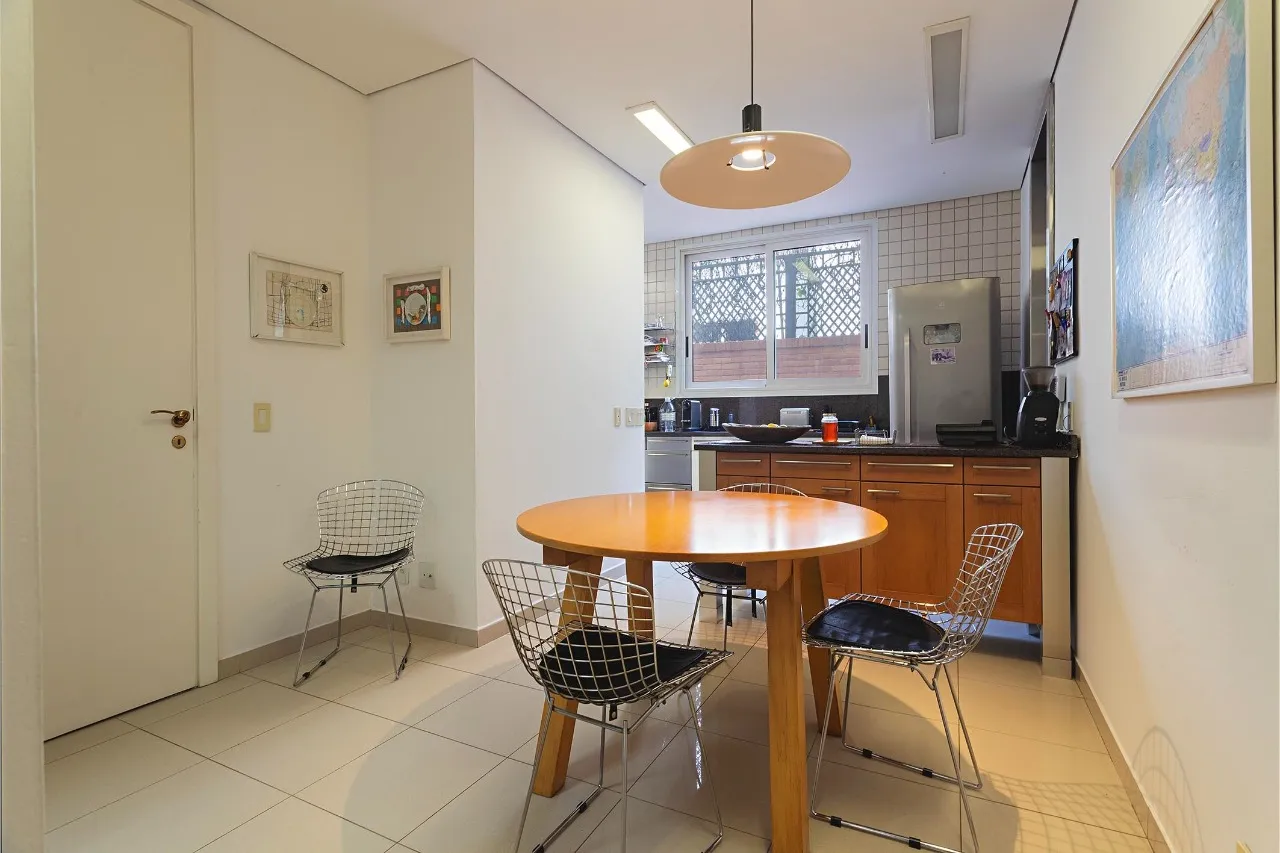 Casa com projeto assinado em rua fechada no Jardim América – 21463