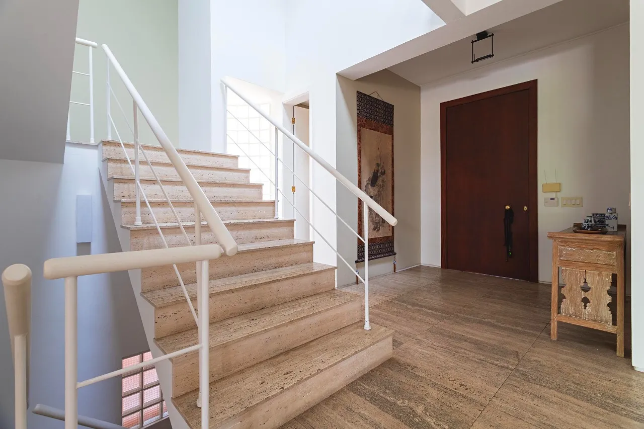 Casa com projeto assinado em rua fechada no Jardim América – 21463