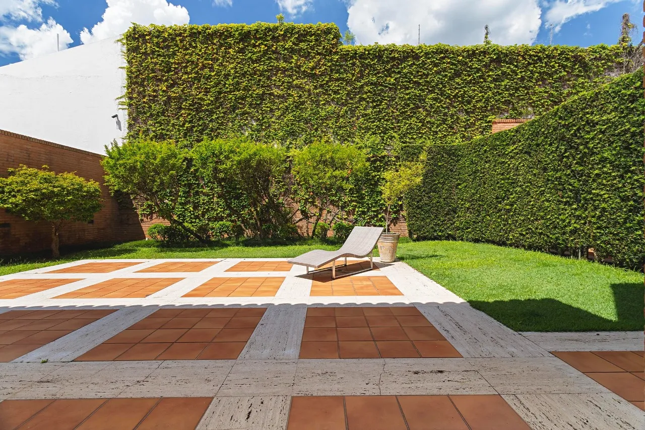 Casa com projeto assinado em rua fechada no Jardim América – 21463