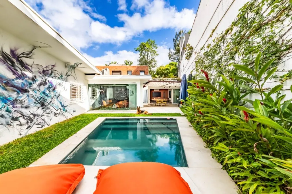 Casa com arquitetura clássica, planta térrea e áreas sociais cheias de verde, no Cidade Jardim. – 21468