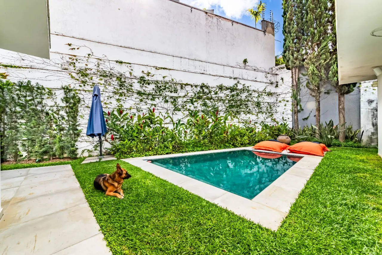 Casa com arquitetura clássica, planta térrea e áreas sociais cheias de verde, no Cidade Jardim. – 21468