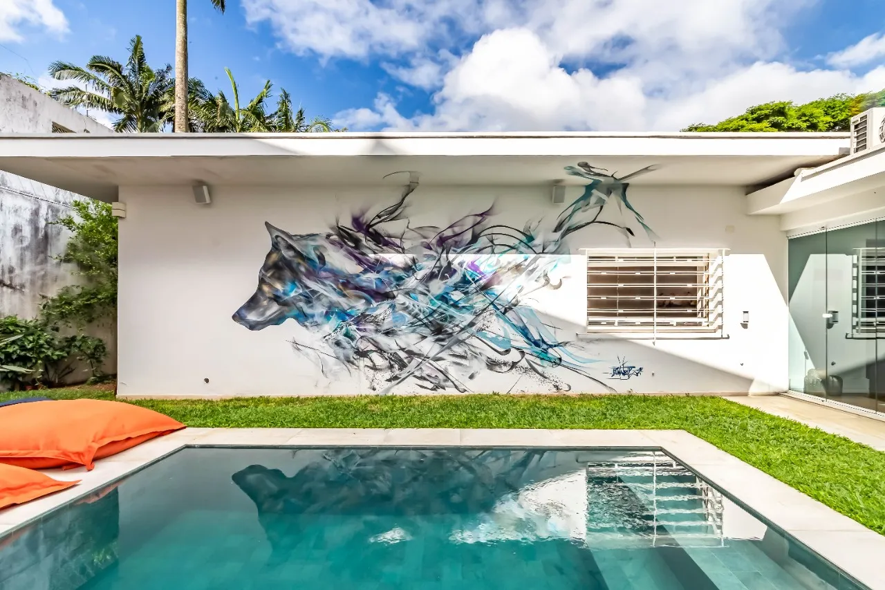 Casa com arquitetura clássica, planta térrea e áreas sociais cheias de verde, no Cidade Jardim. – 21468