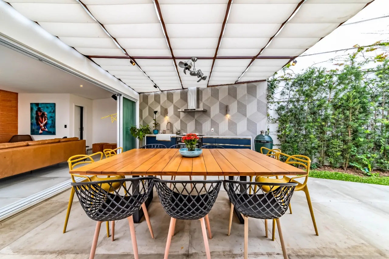 Casa com arquitetura clássica, planta térrea e áreas sociais cheias de verde, no Cidade Jardim. – 21468