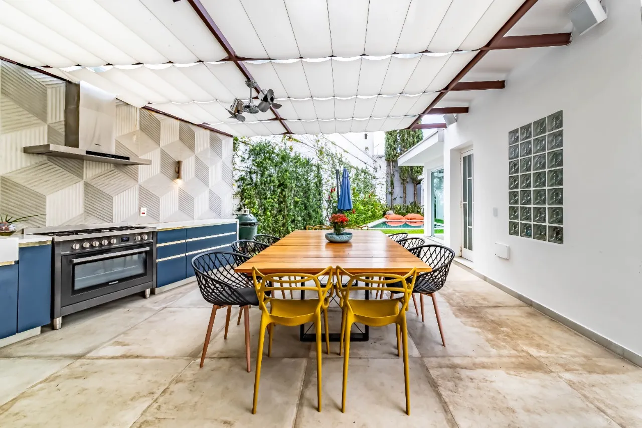 Casa com arquitetura clássica, planta térrea e áreas sociais cheias de verde, no Cidade Jardim. – 21468