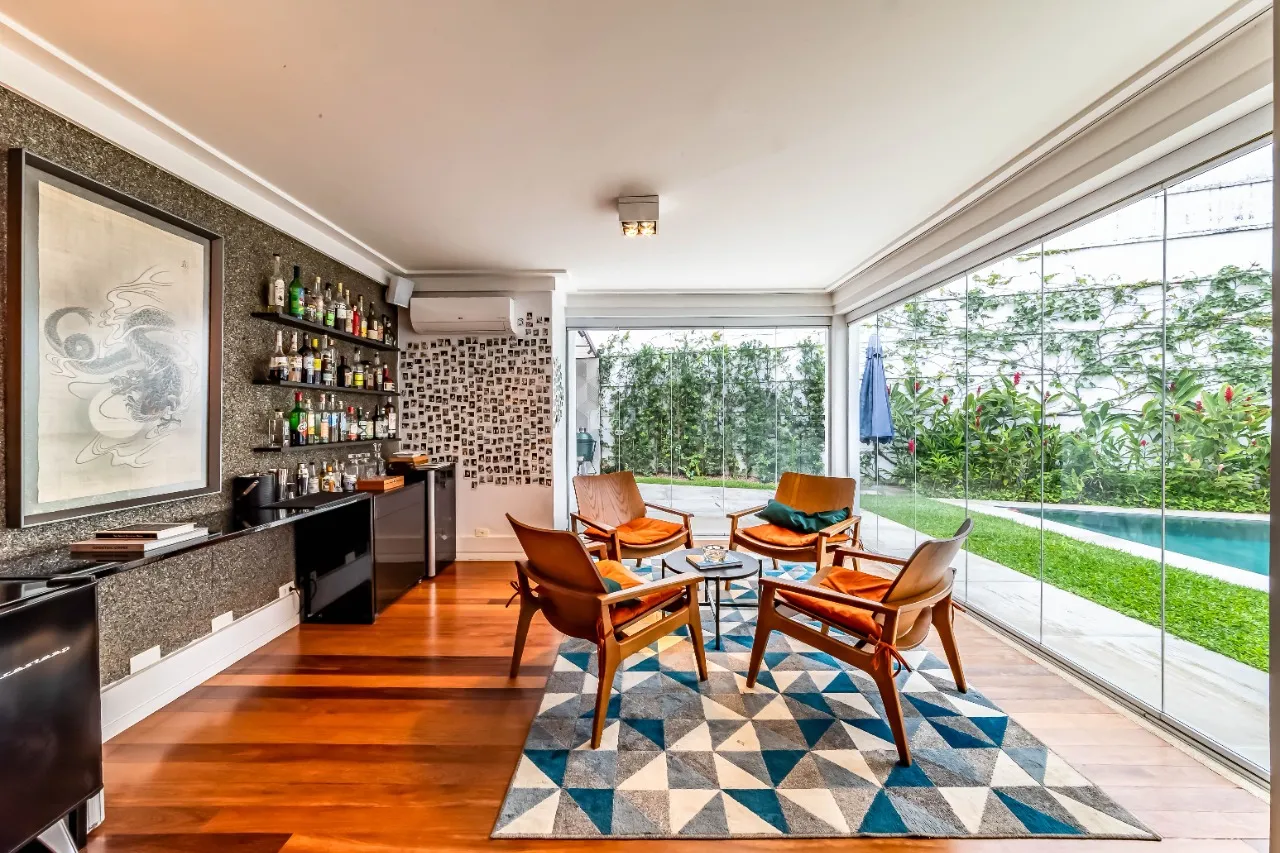 Casa com arquitetura clássica, planta térrea e áreas sociais cheias de verde, no Cidade Jardim. – 21468