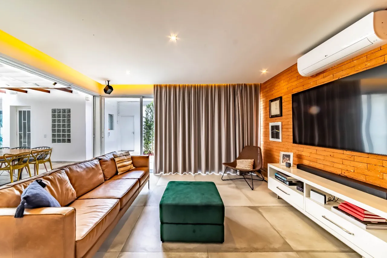 Casa com arquitetura clássica, planta térrea e áreas sociais cheias de verde, no Cidade Jardim. – 21468