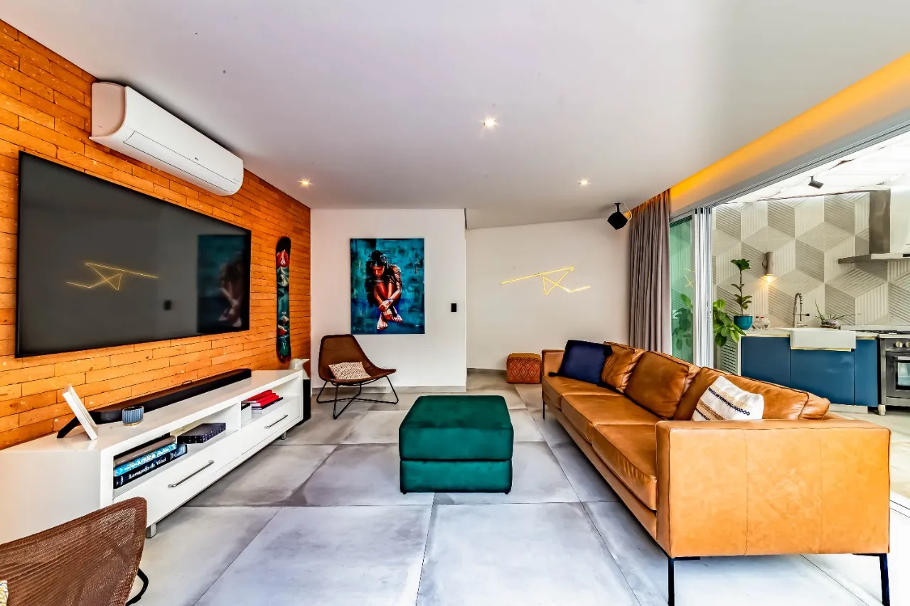 Casa com arquitetura clássica, planta térrea e áreas sociais cheias de verde, no Cidade Jardim. – 21468