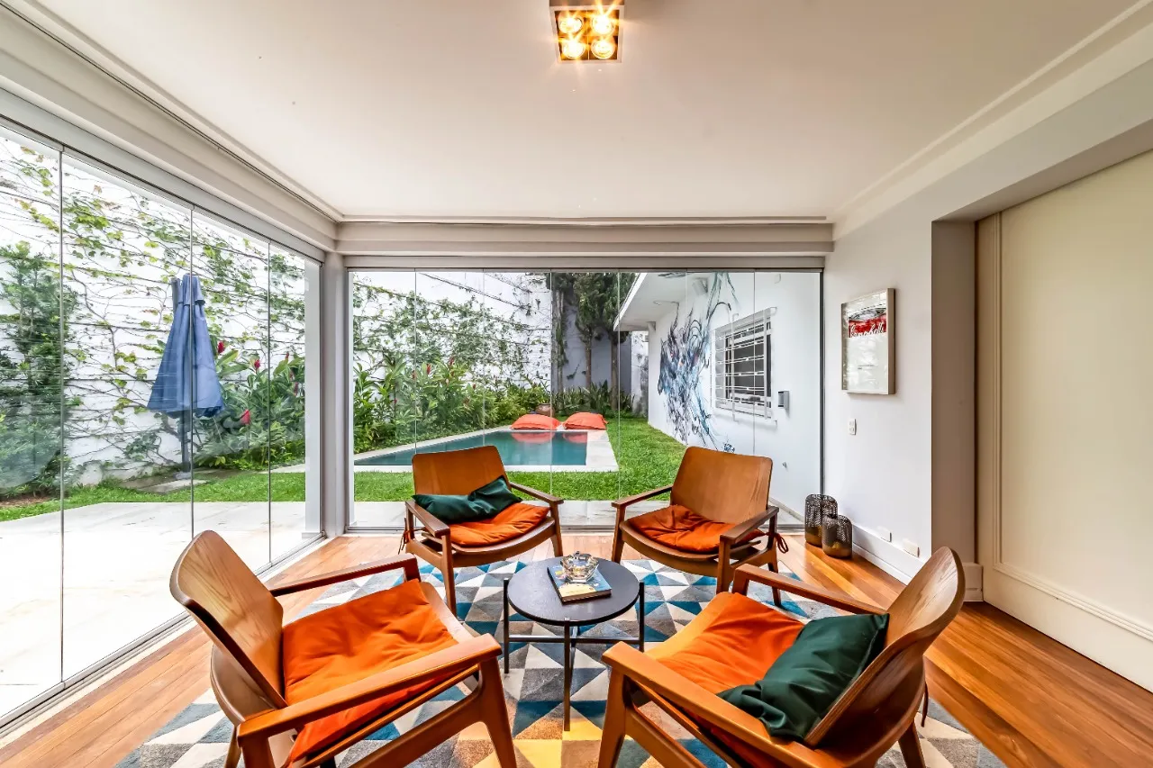 Casa com arquitetura clássica, planta térrea e áreas sociais cheias de verde, no Cidade Jardim. – 21468